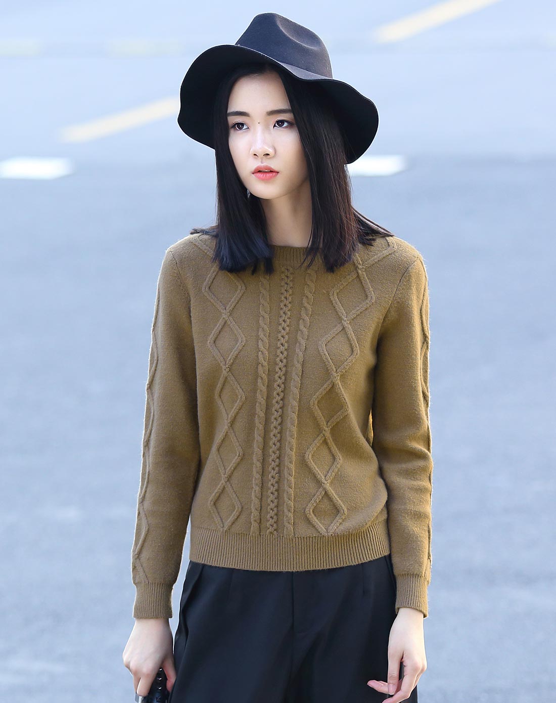 女式驼色毛衣