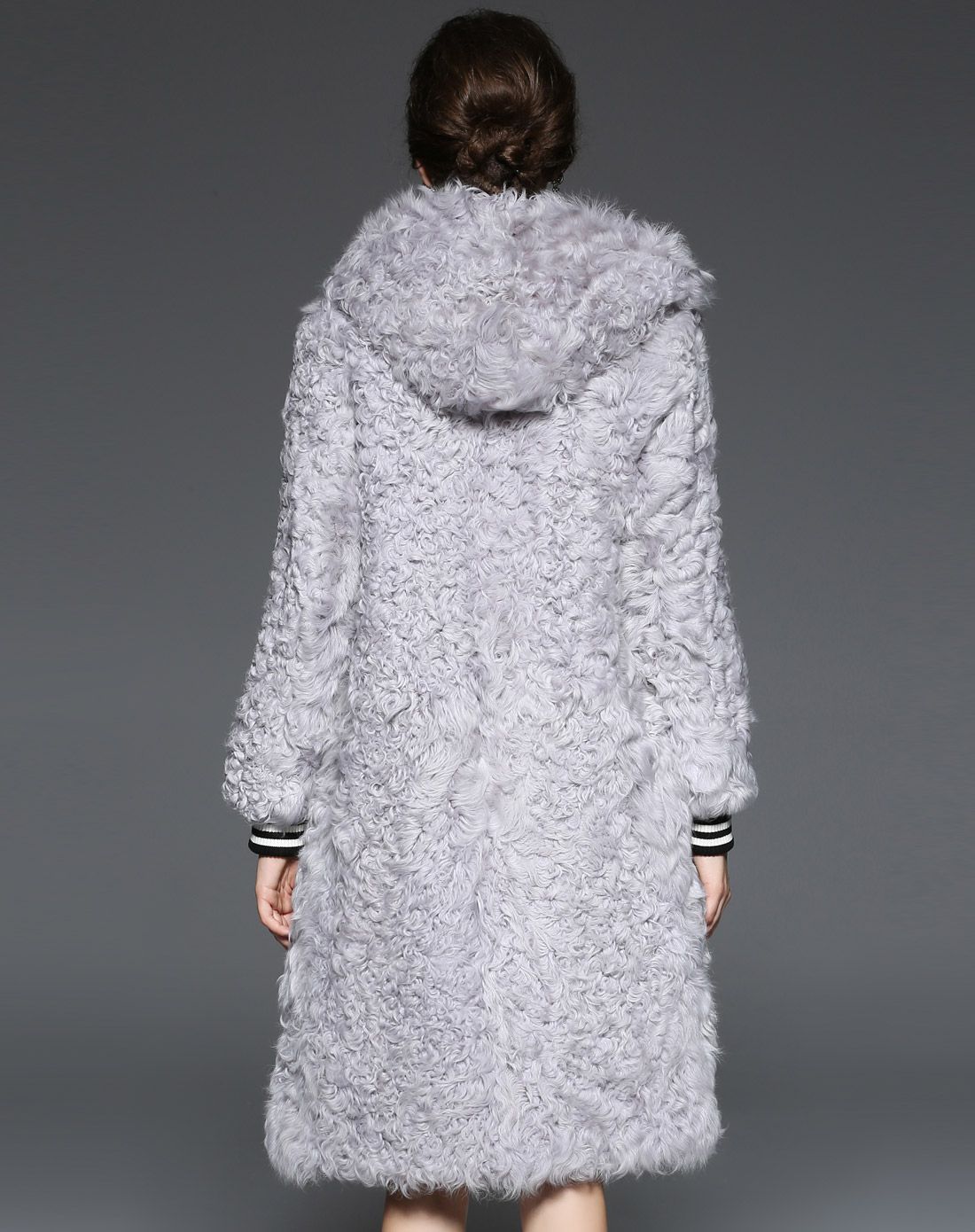 灰色羊羔毛连帽外套