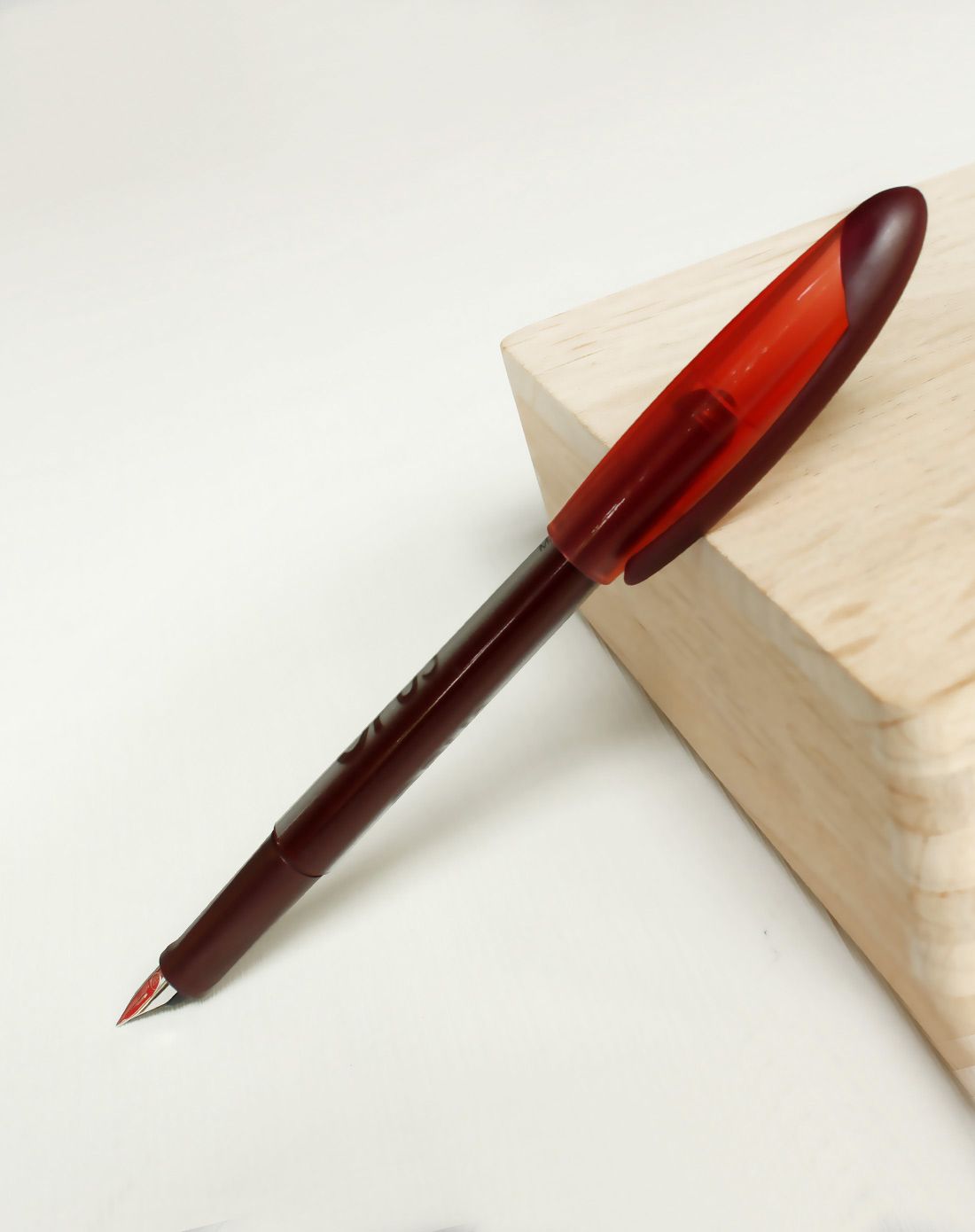 德国施耐德超越红钢笔赠迷你文具盒包装