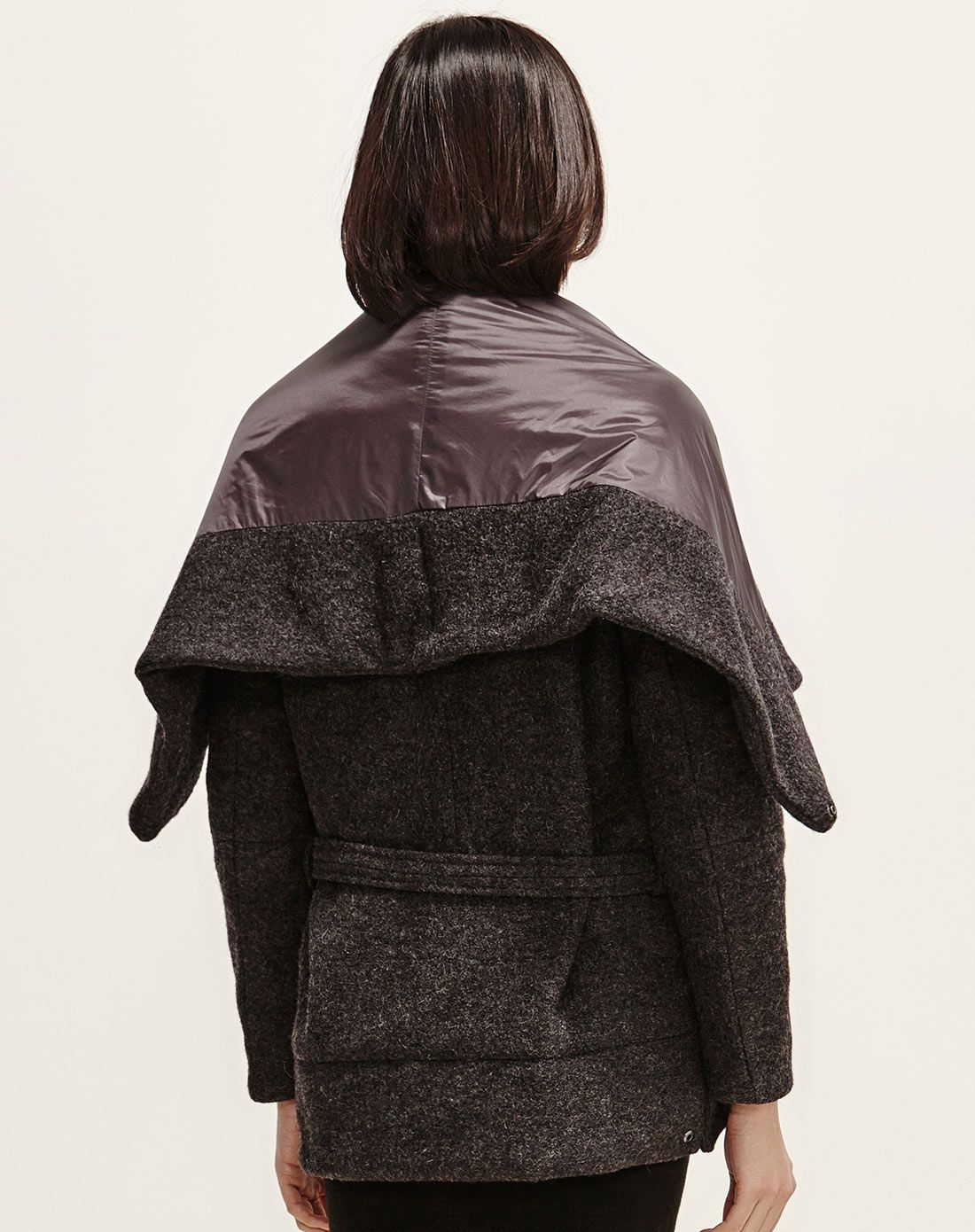 initial 女款灰色外套