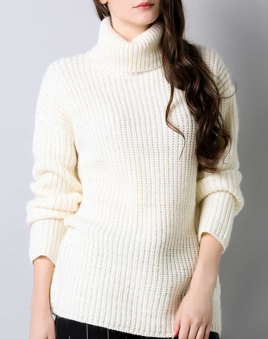 牛奶色宽松高领套头毛衫