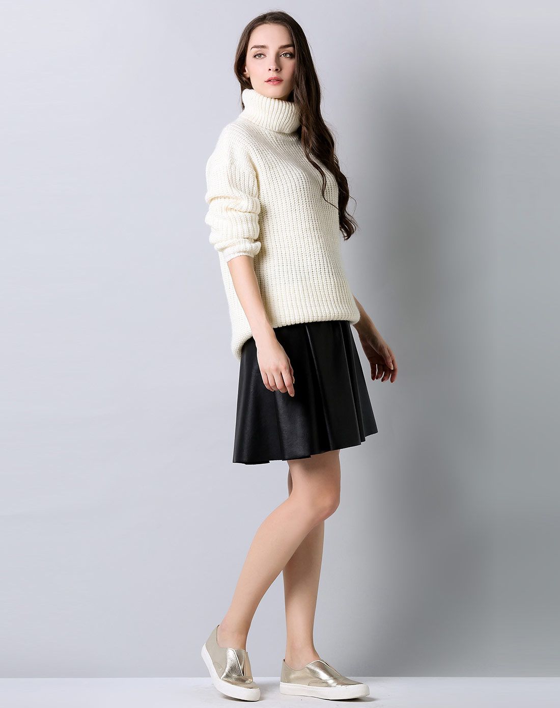 牛奶色宽松高领套头毛衫