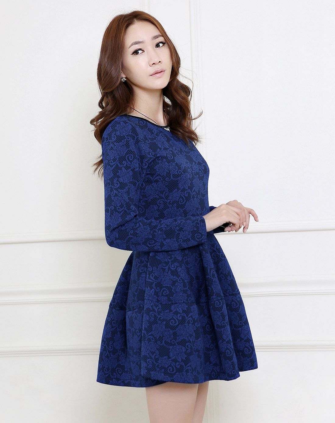 蓝色修身连衣裙