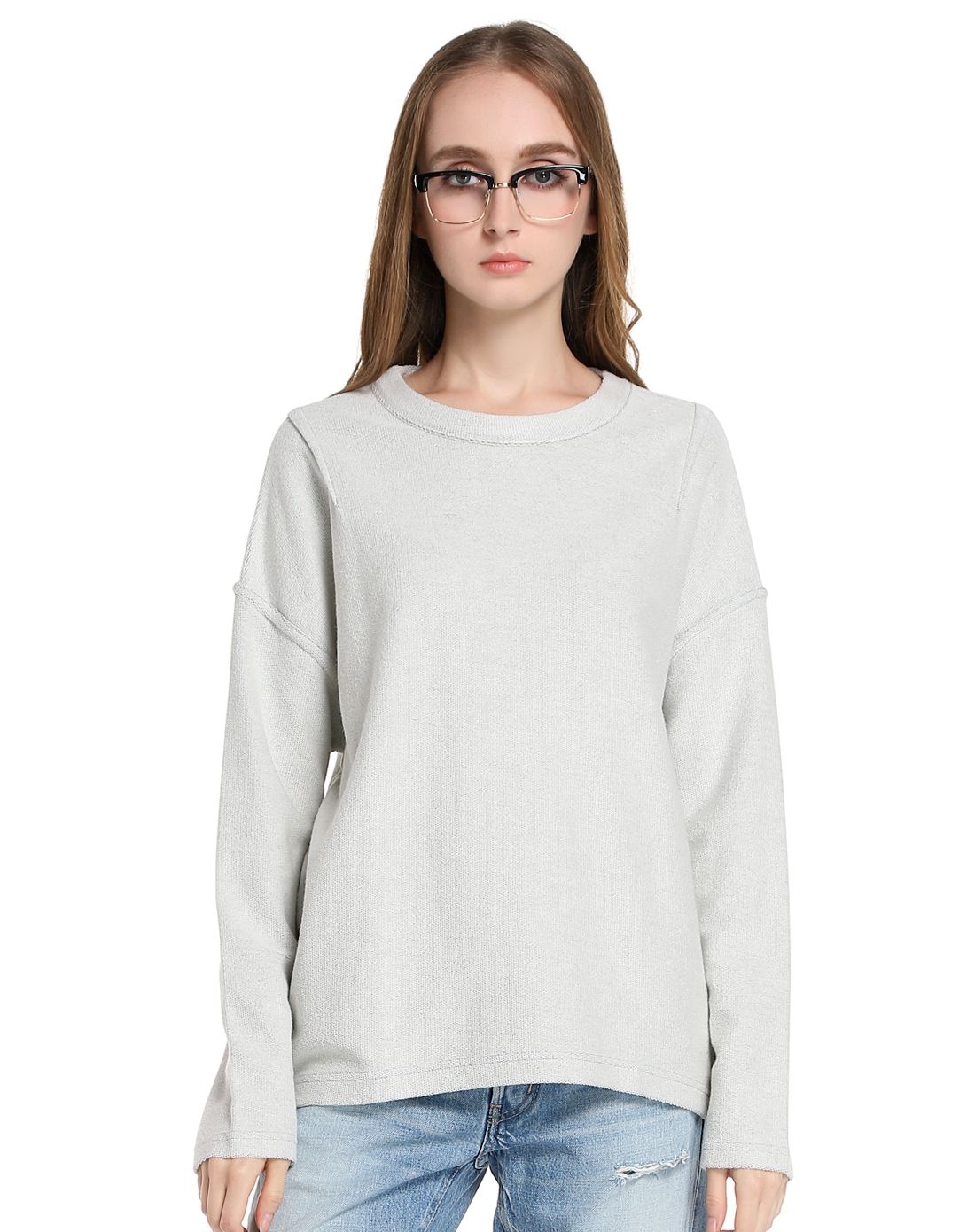 浅灰白色舒适潮流长袖针织衫