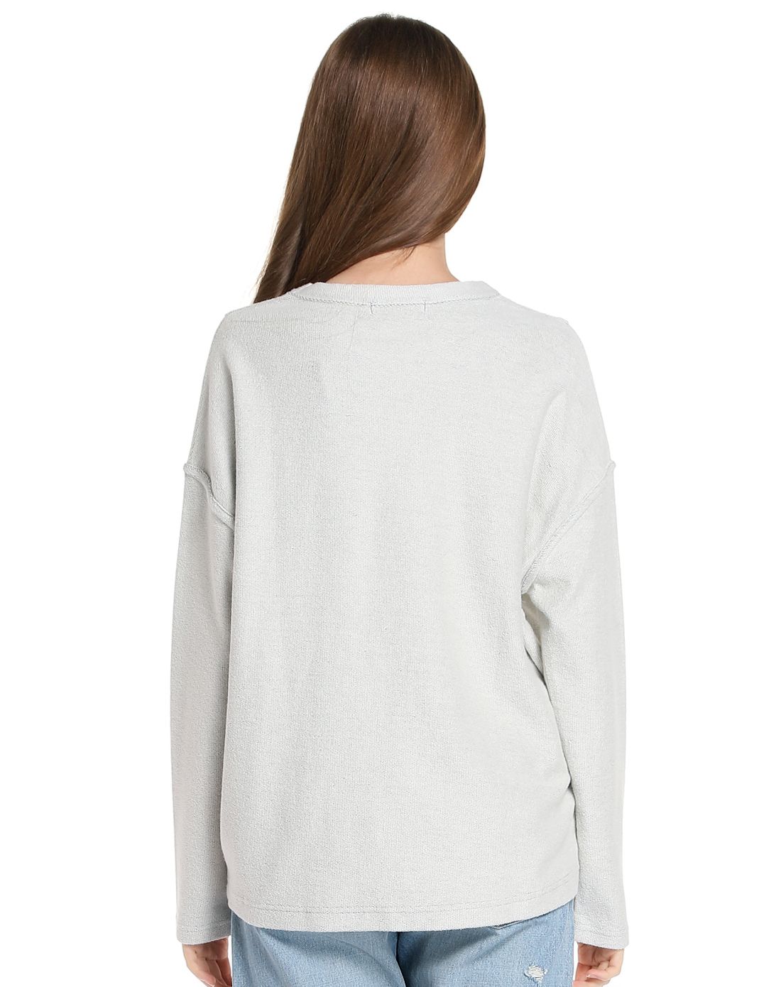 浅灰白色舒适潮流长袖针织衫