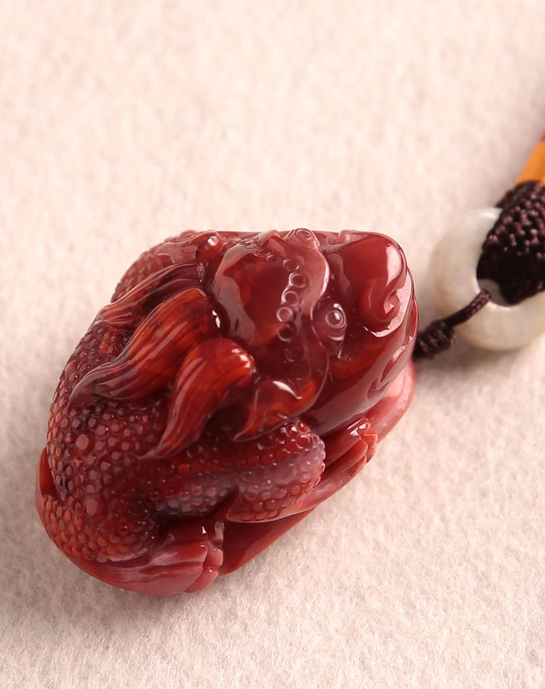 白玛曲珍 招财貔貅南红精雕手把件(附证书)