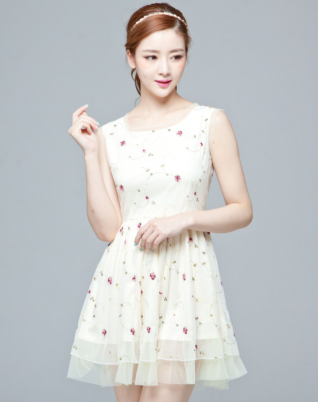 白色甜美淑女修身绣花无袖连衣裙