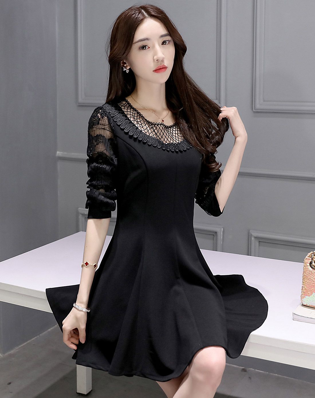 黑色圆领镂空收腰长袖连衣裙