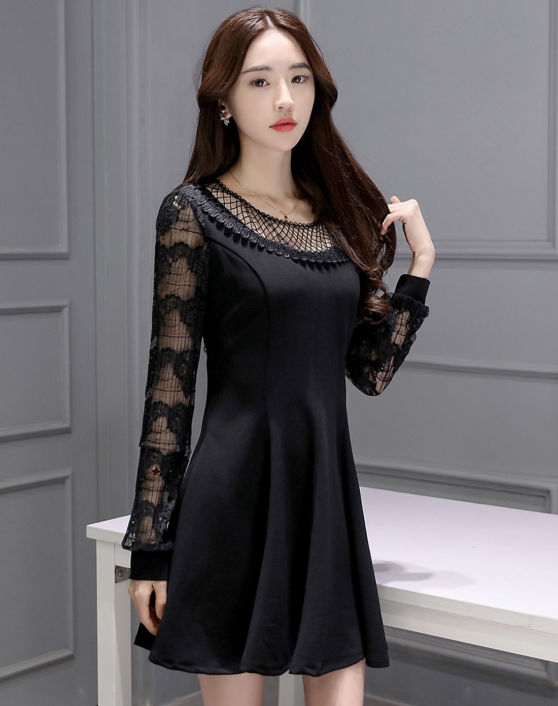 黑色圆领镂空收腰长袖连衣裙
