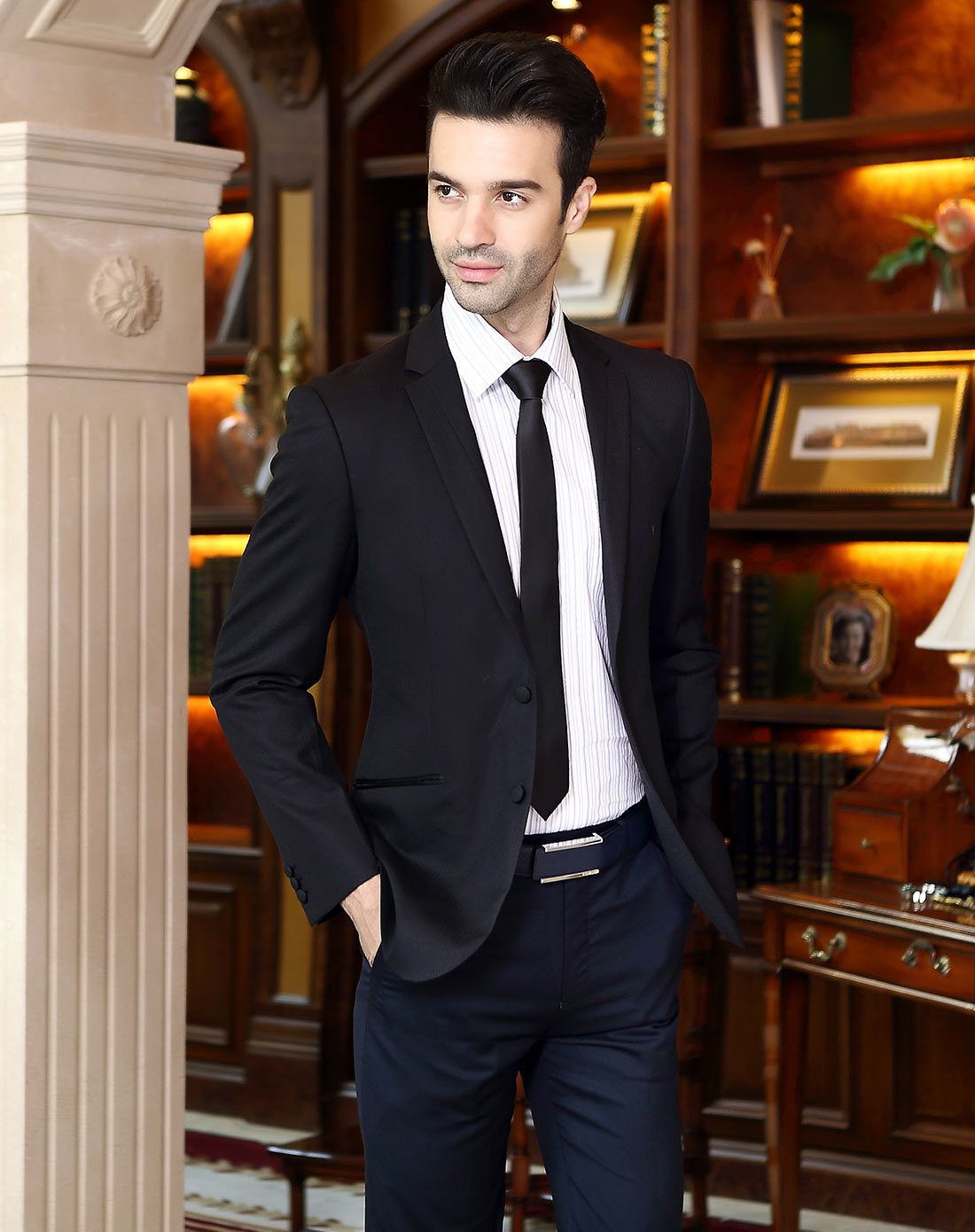 黑色暗纹时尚西装