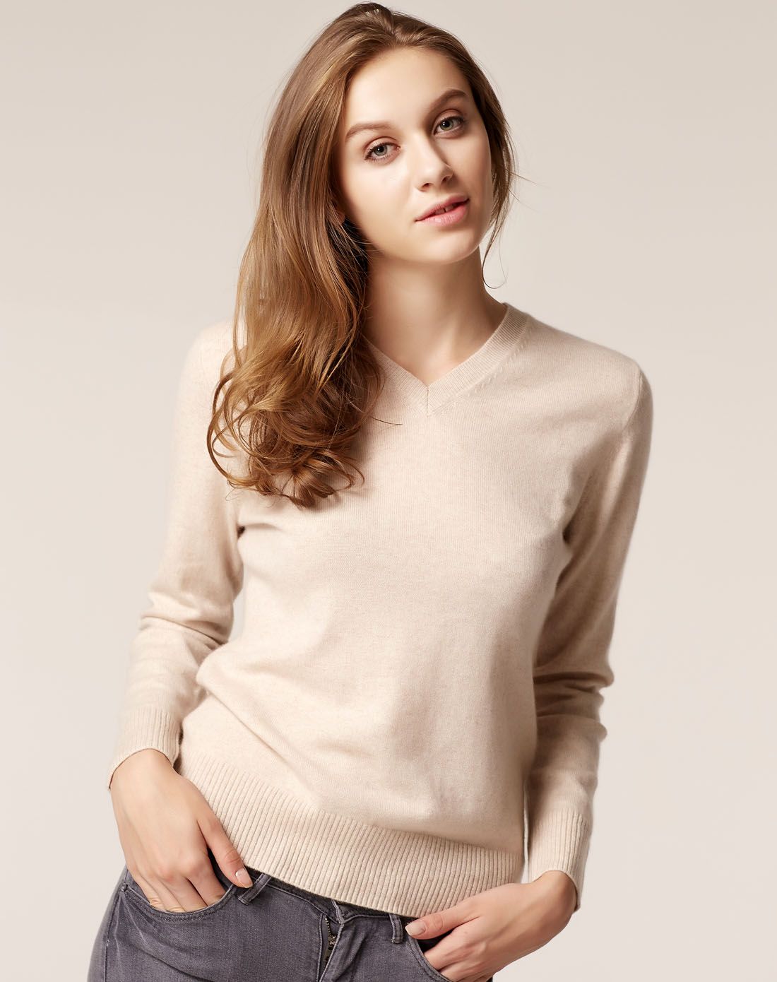 女士米色羊绒时尚小v领羊绒衫