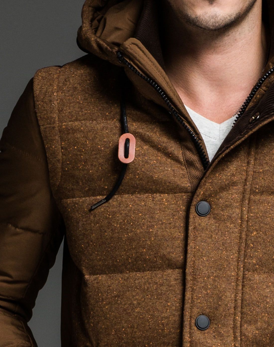 男款黄棕色连帽时尚长袖羽绒服