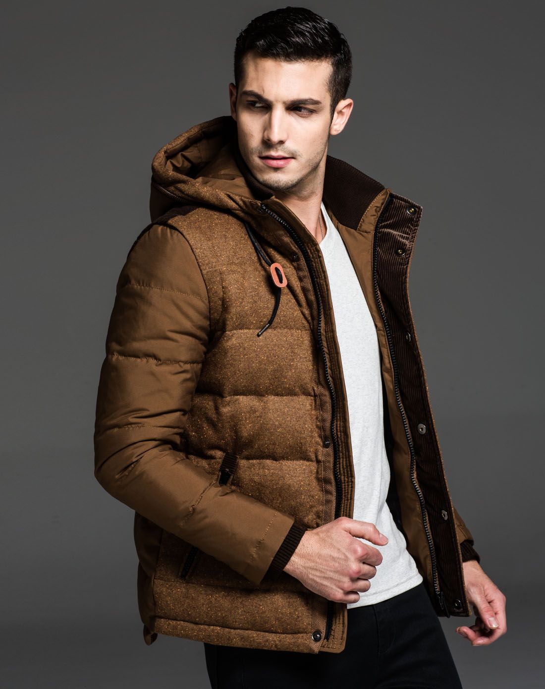 男款黄棕色连帽时尚长袖羽绒服