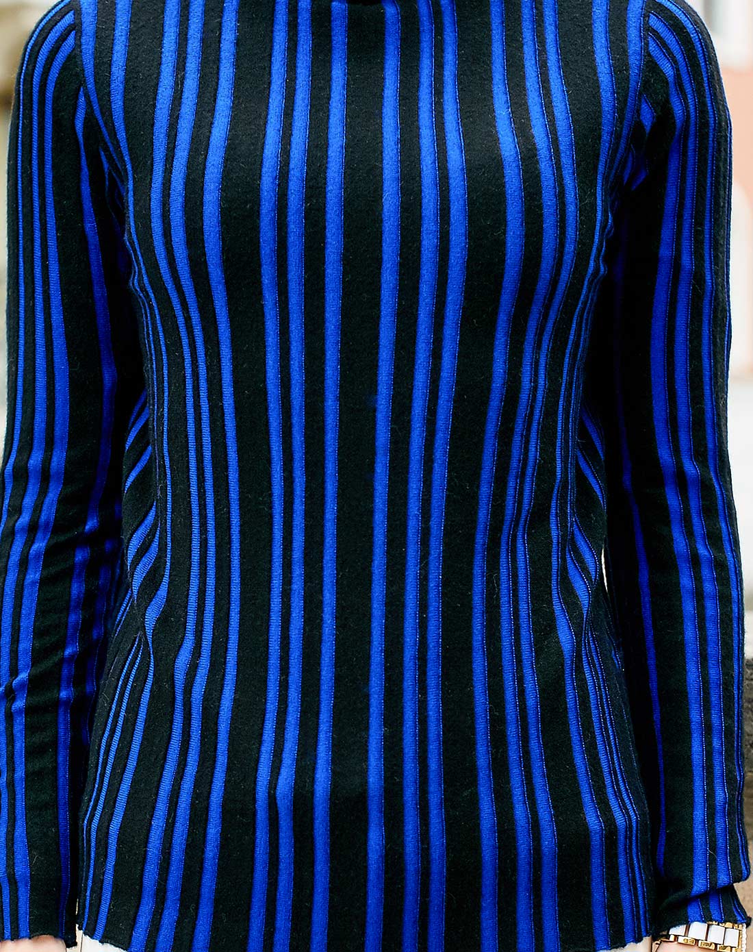 宝蓝色竖条纹半高领纯羊毛衫