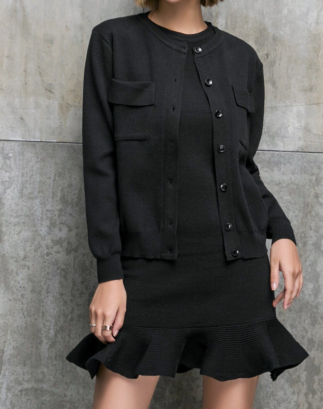 女黑色针织衫单排扣开衫搭针织连衣裙套装