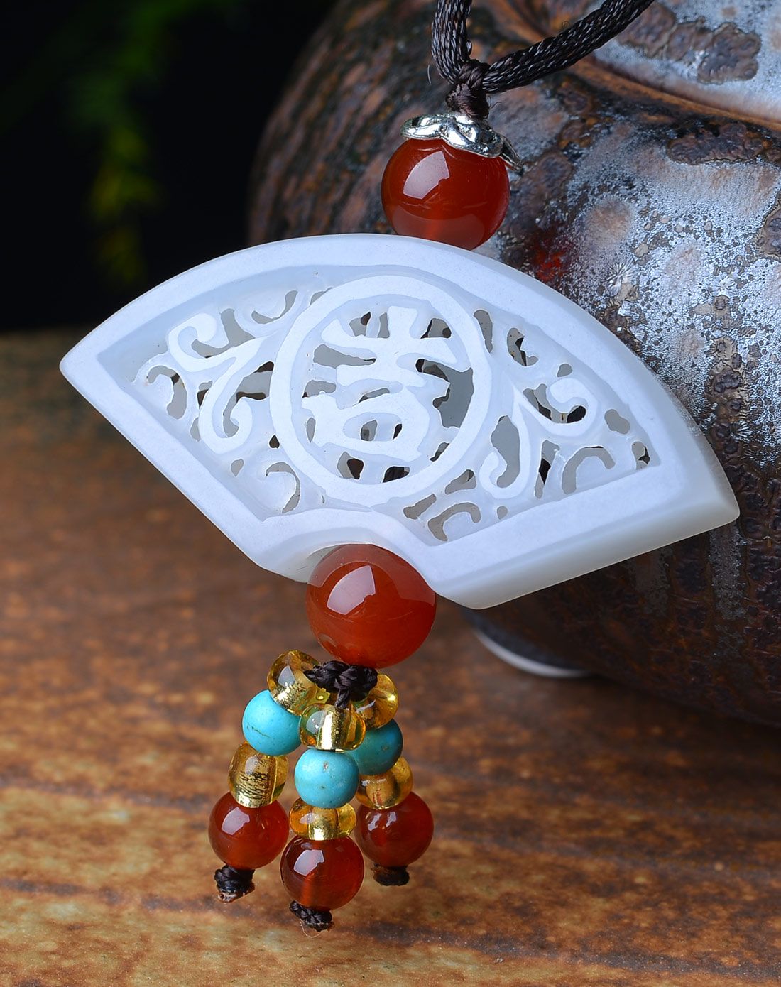 天然和田玉精雕镂空扇形吊坠