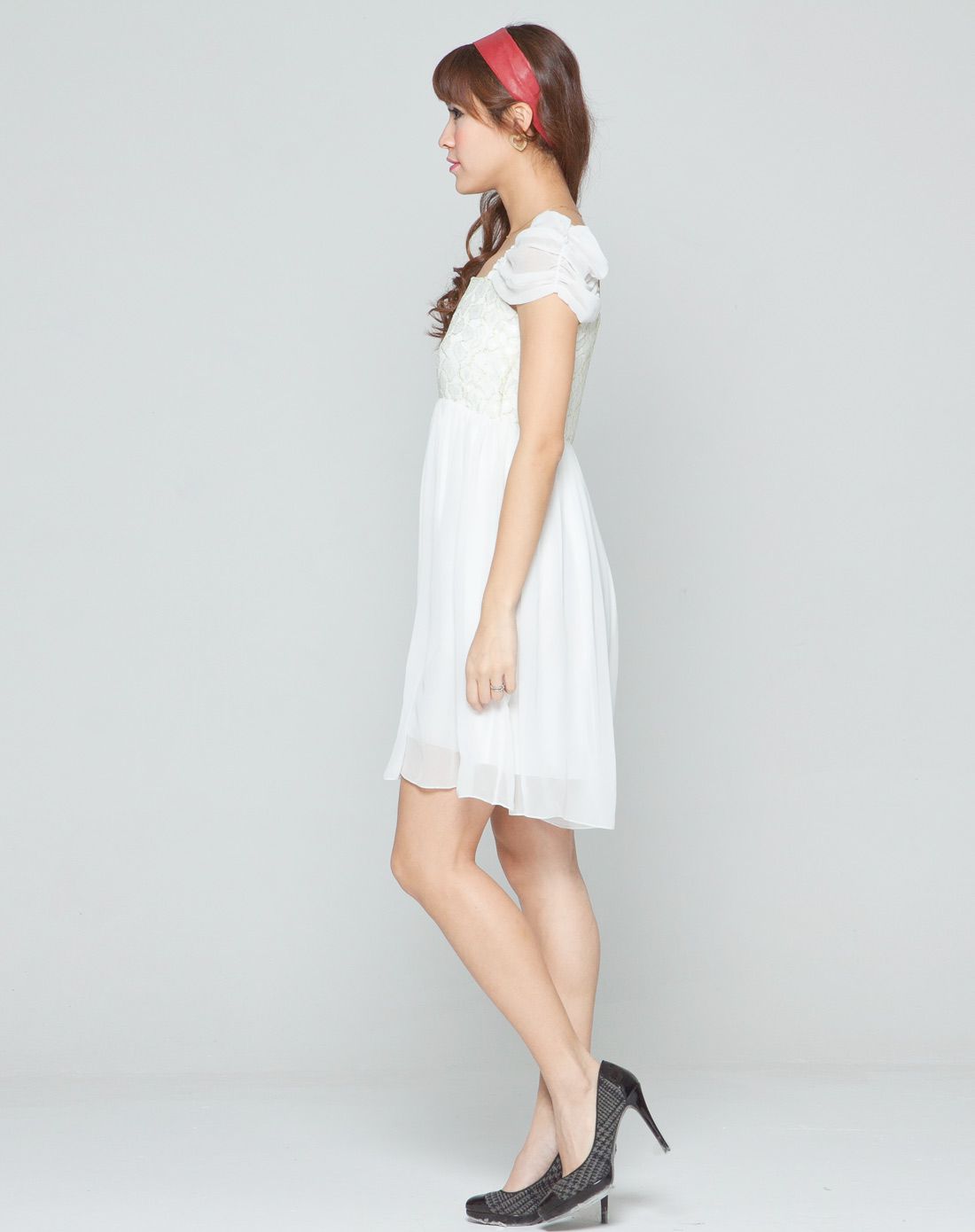 白色唯美叠纱雪纺贝壳袖连衣裙