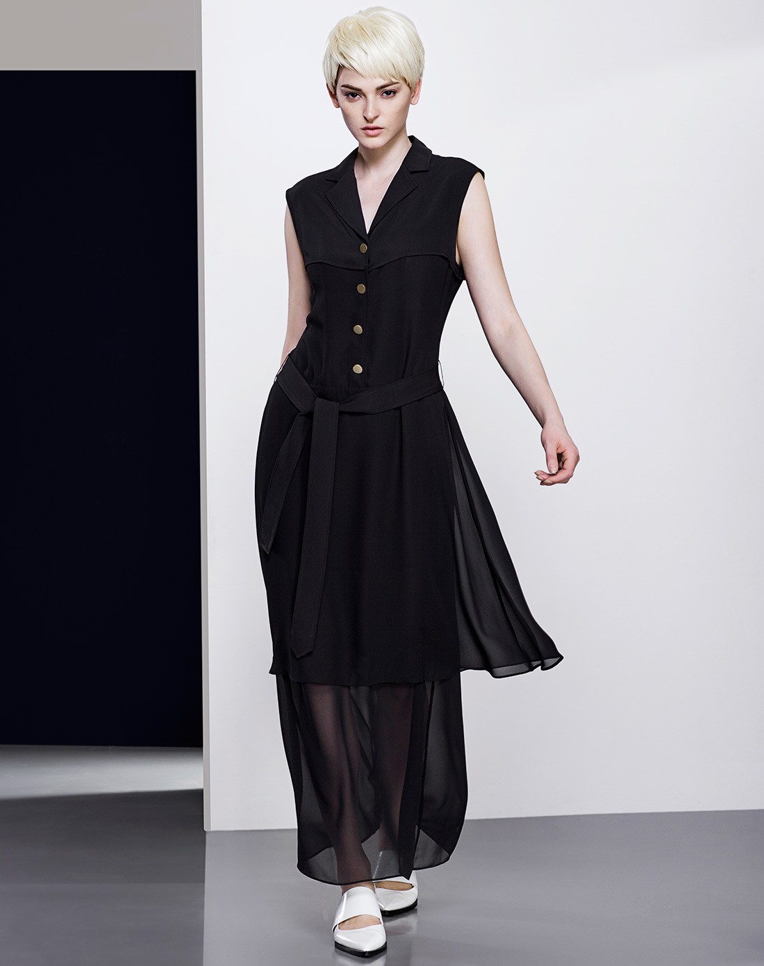 黑色无袖收腰连衣裙