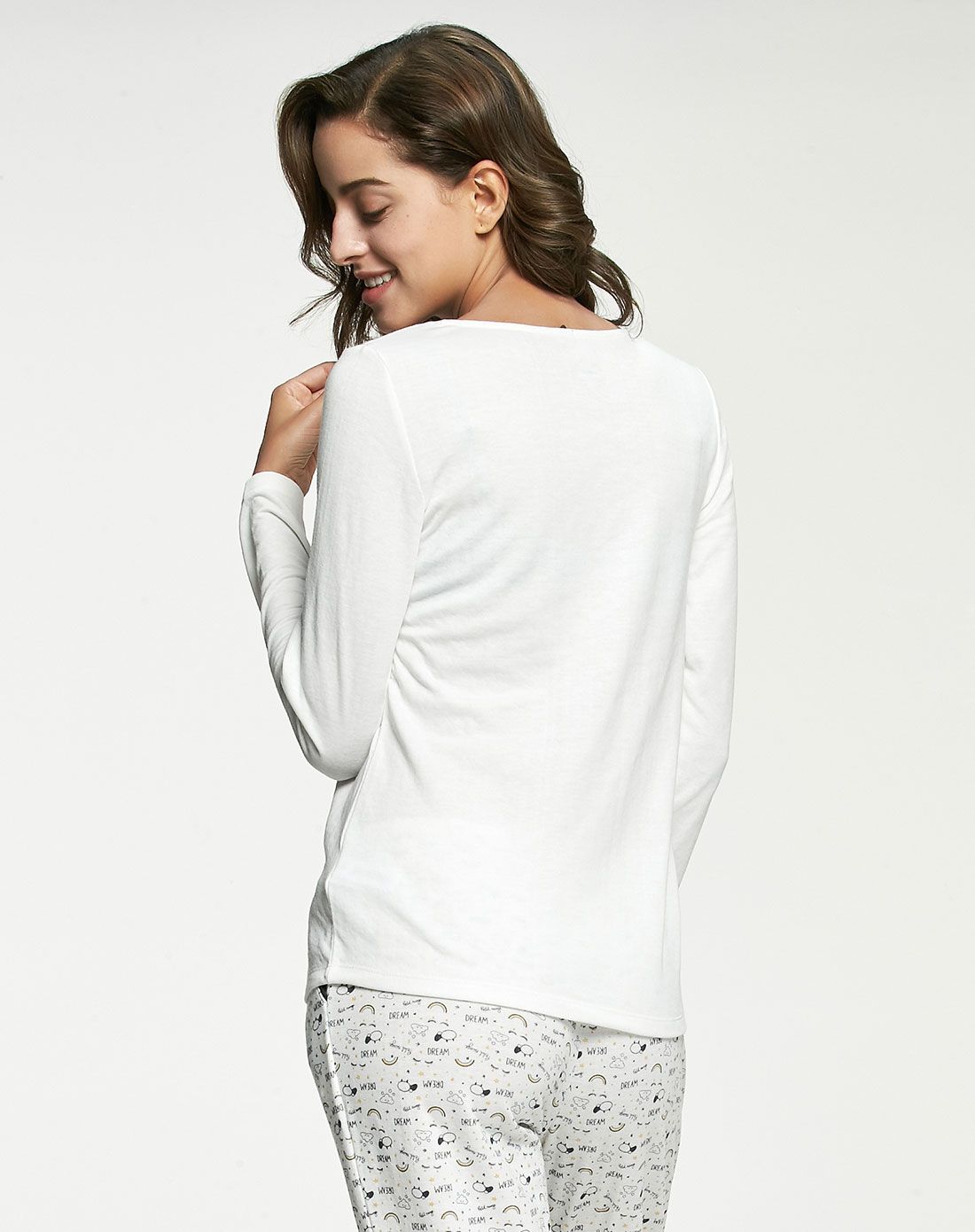 米白色简约时尚长袖t恤