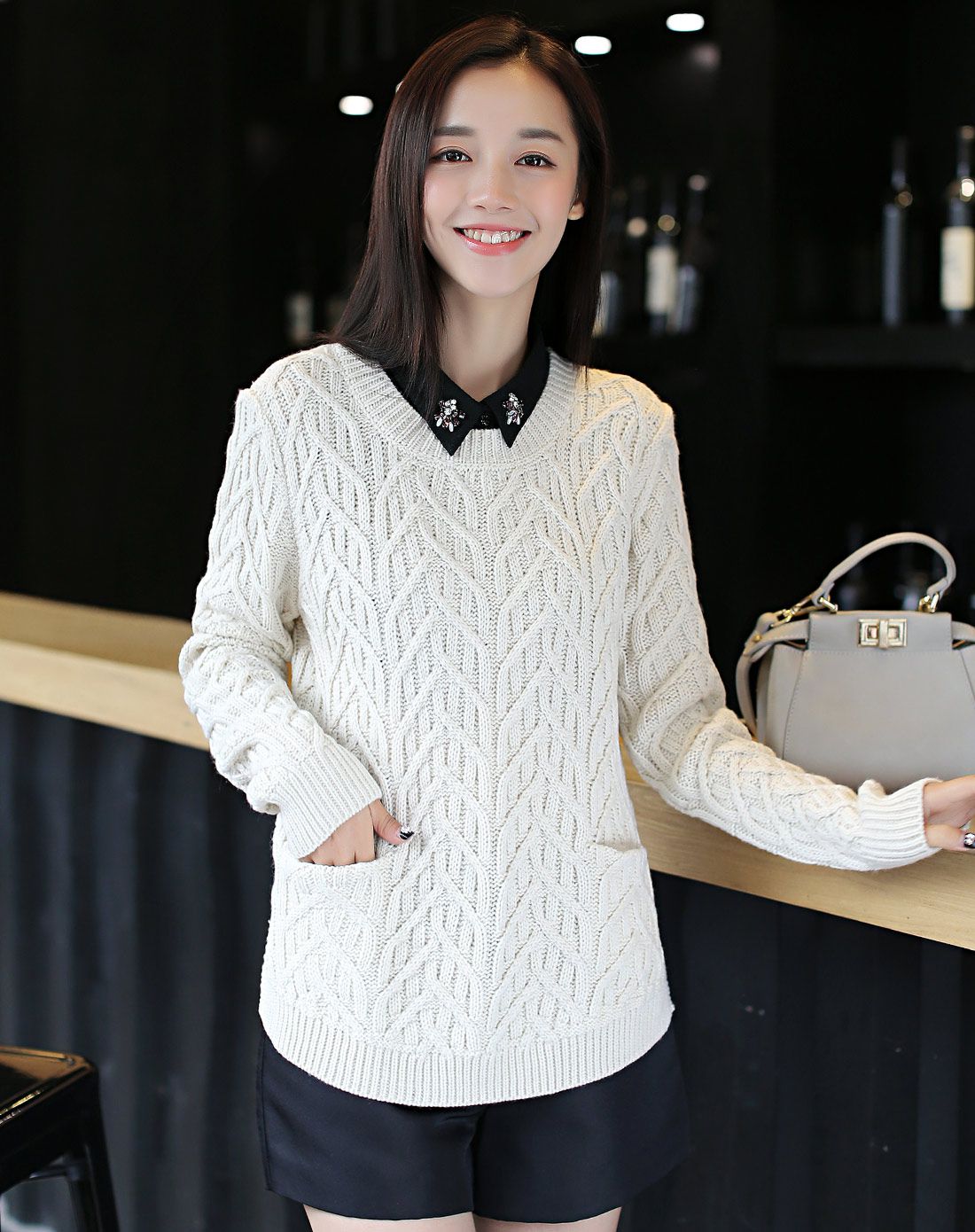 米白色圆领竖条纹双长袖针织衫