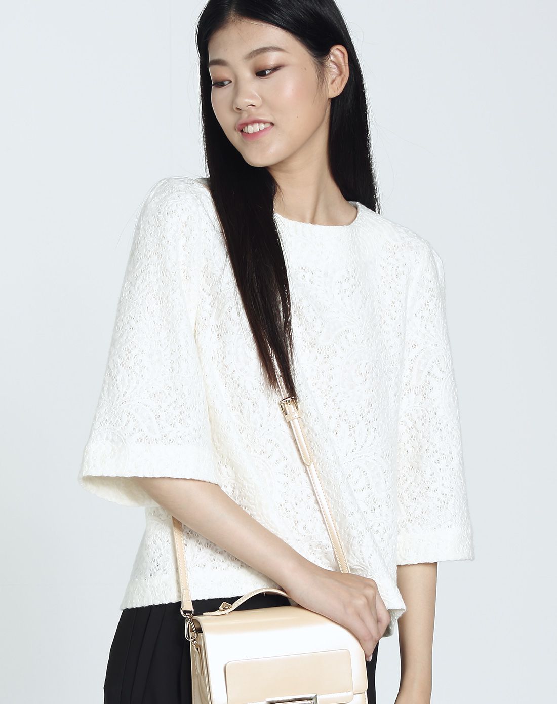 奶白色俏丽可人八分袖上衣