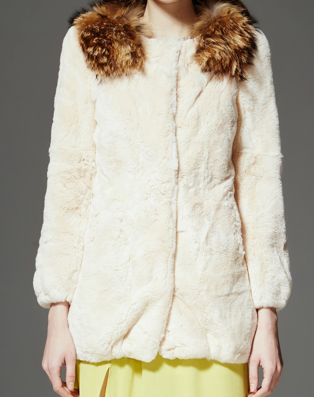 米色兔毛貉子毛领中长款皮草