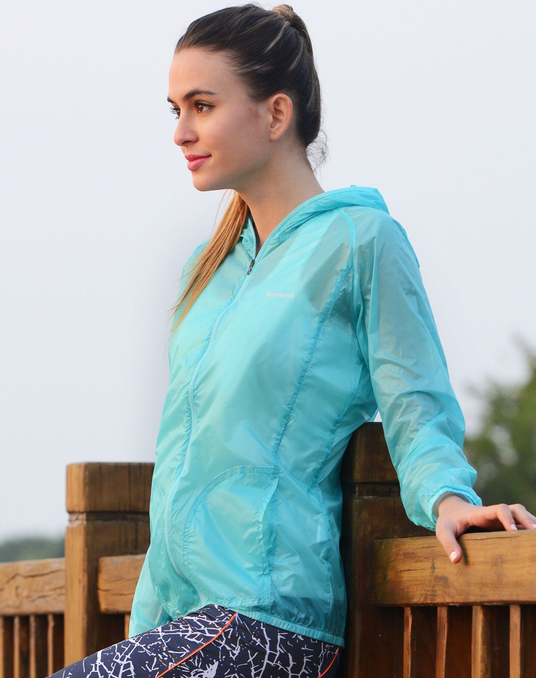 环保固色 女款兰色皮肤风衣 轻薄连帽