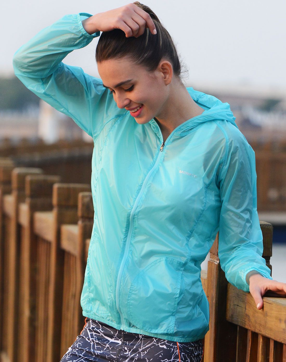 环保固色 女款兰色皮肤风衣 轻薄连帽