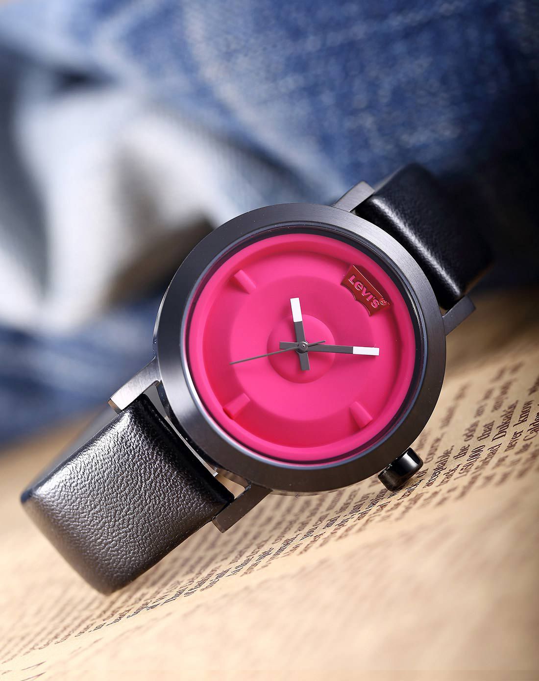 李维斯 女款简约3d立体表盘石英表