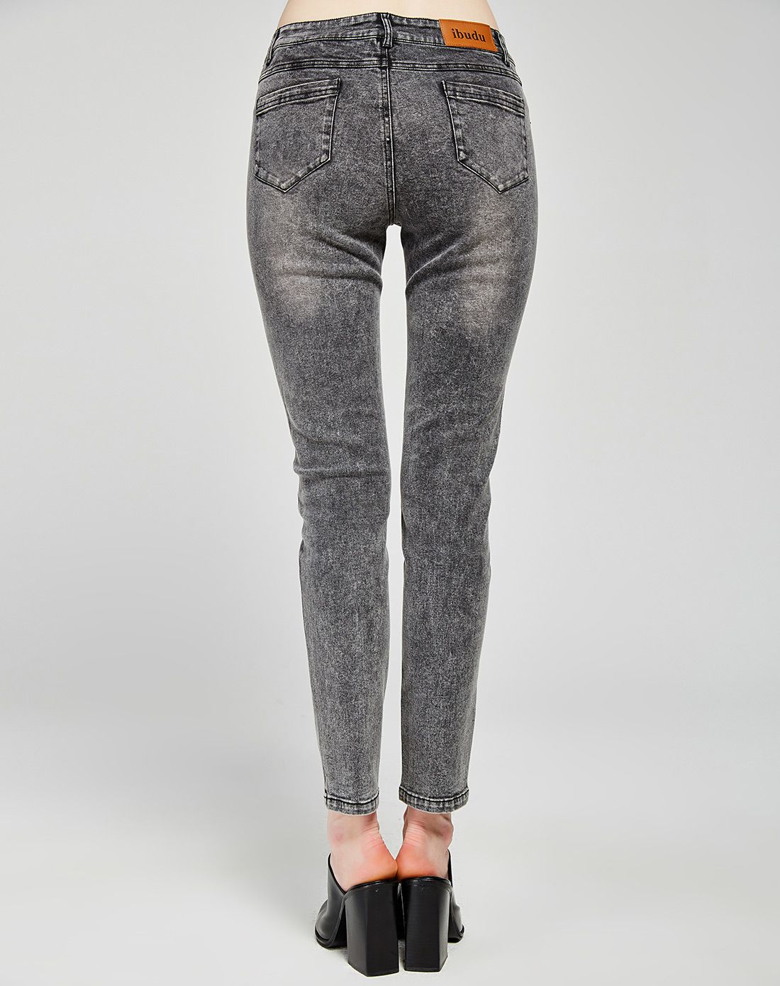 深灰色水洗显瘦百搭牛仔裤