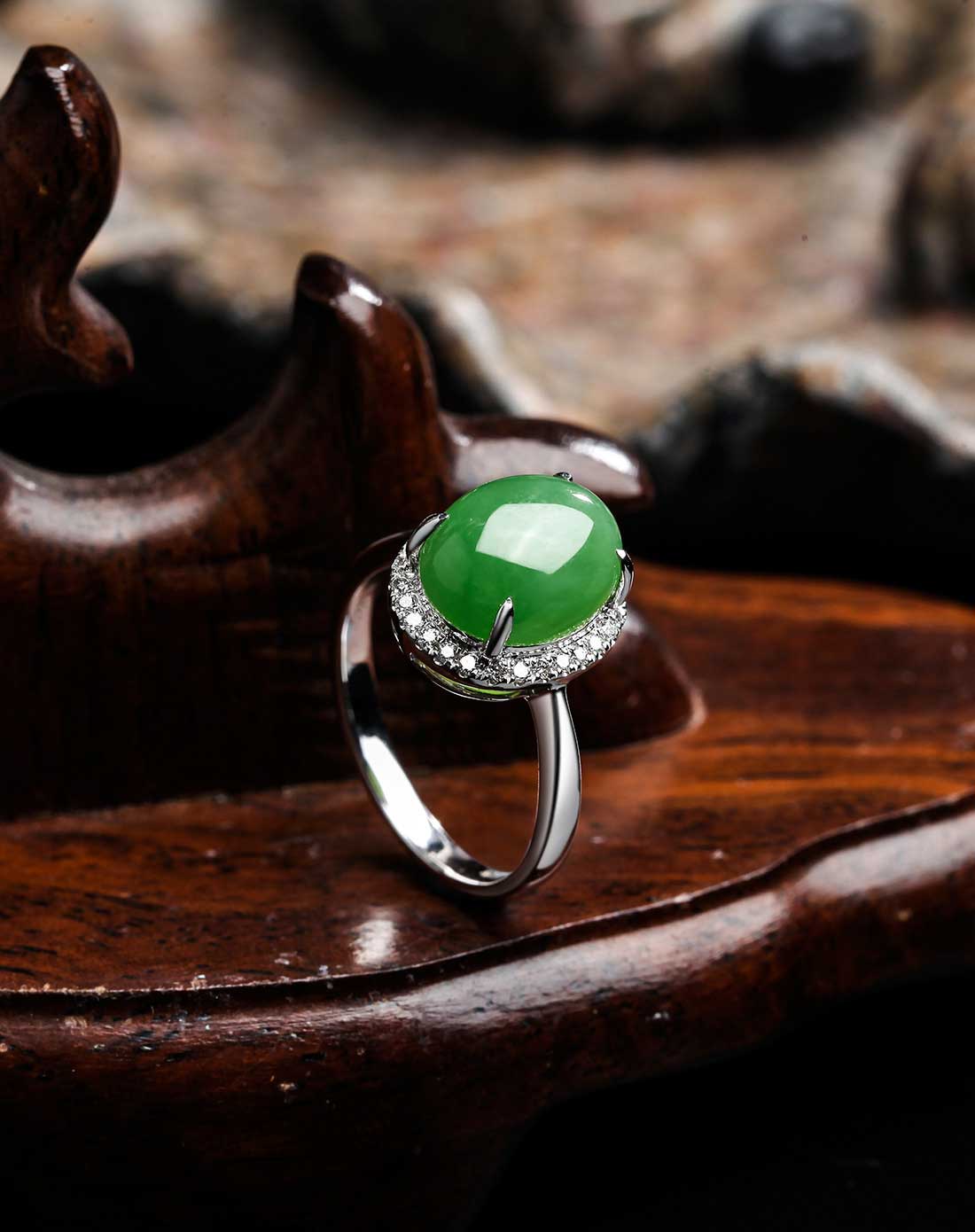 18k金镶和田玉戒指