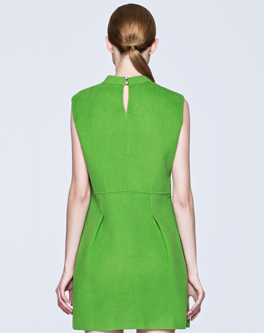 嫩绿色小立领无袖连衣裙
