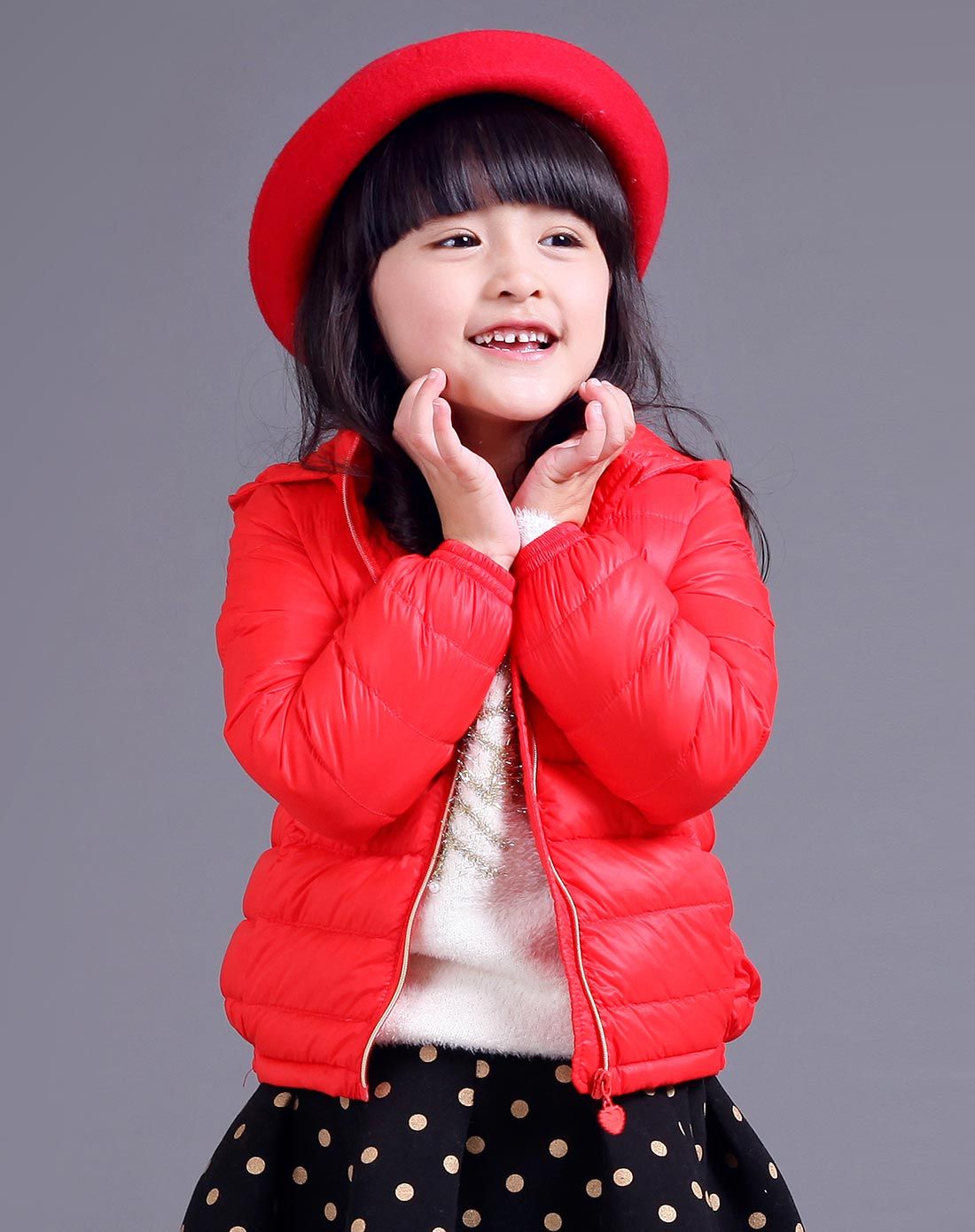 女童红色羽绒服