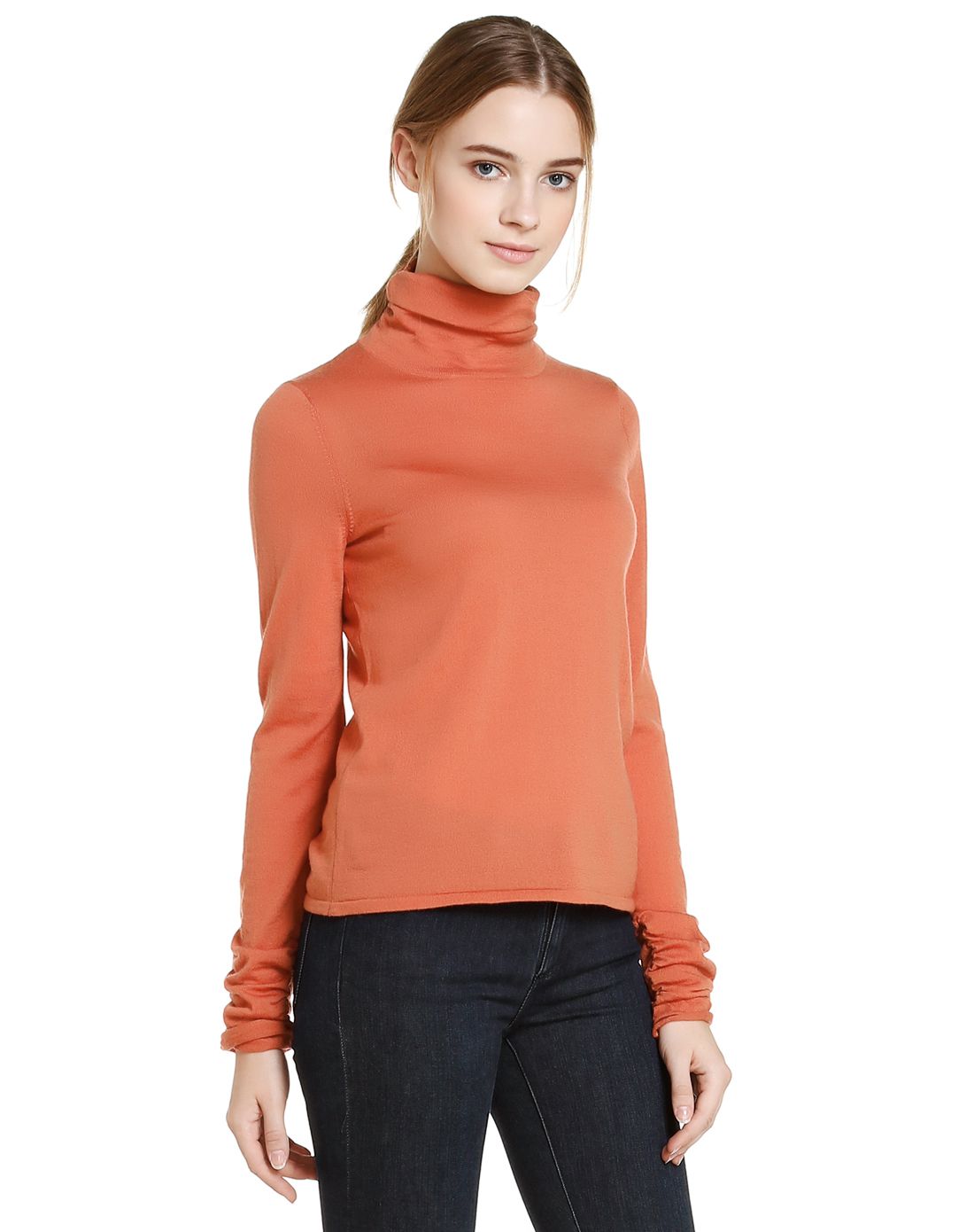 浅橘色休闲简洁高领长袖羊毛针织衫