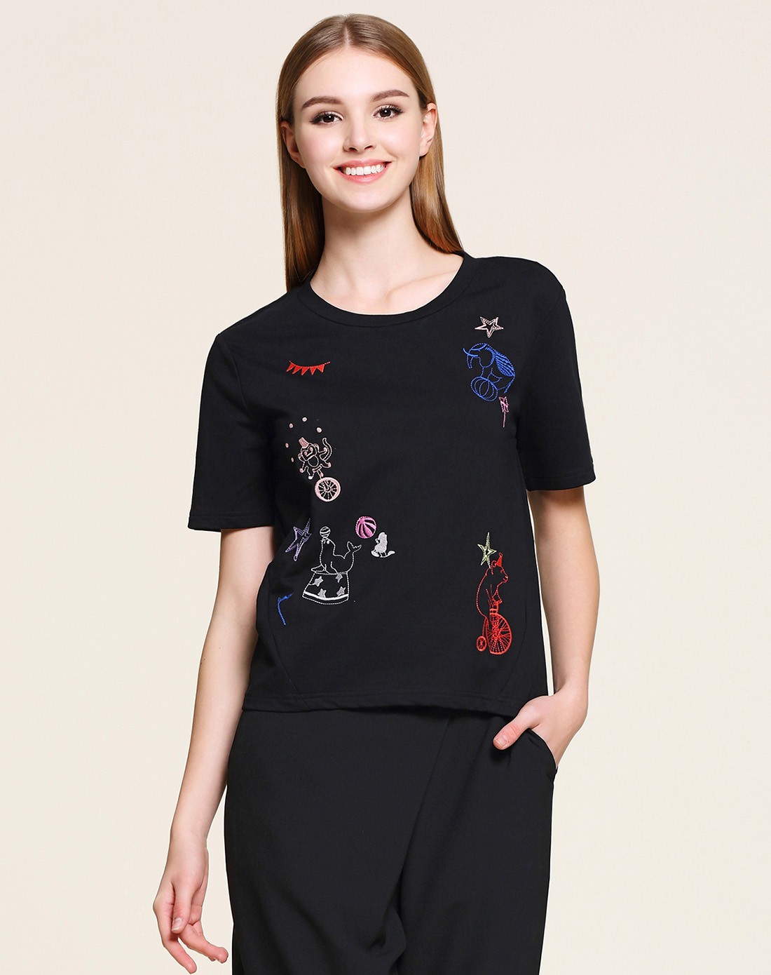 黑色绣花点缀短袖t恤