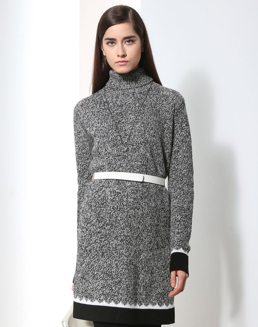黑加白时尚高领羊毛针织连衣裙