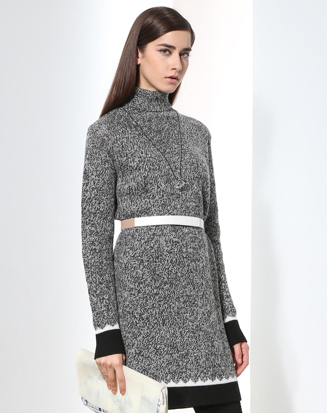 黑加白时尚高领羊毛针织连衣裙