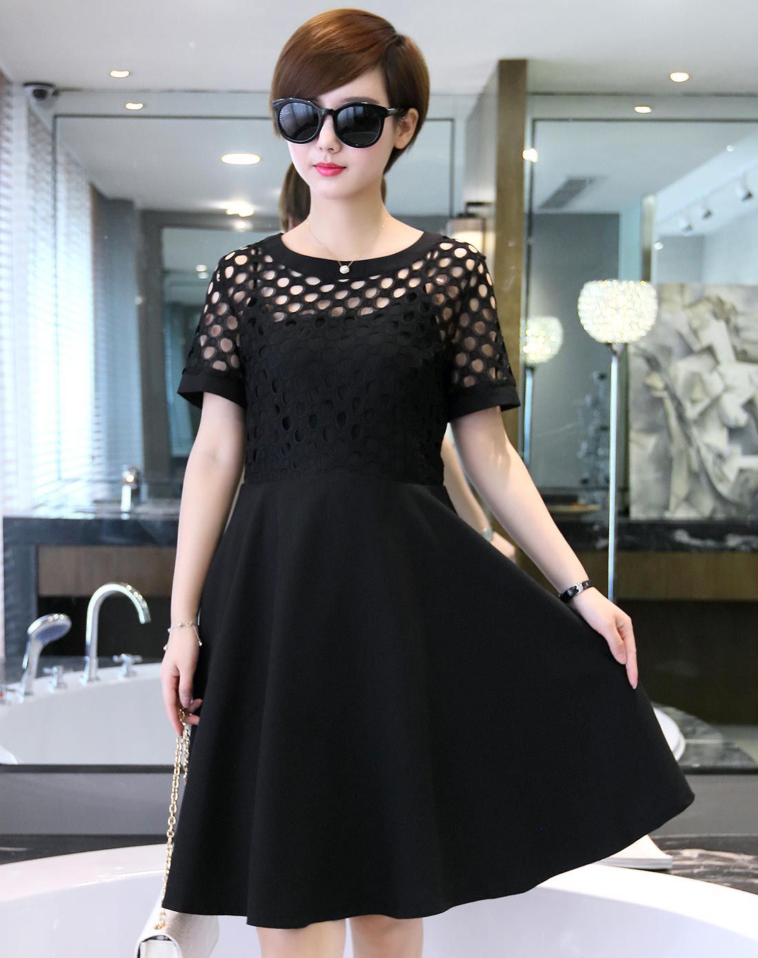 黑色时尚镂空肩袖连衣裙
