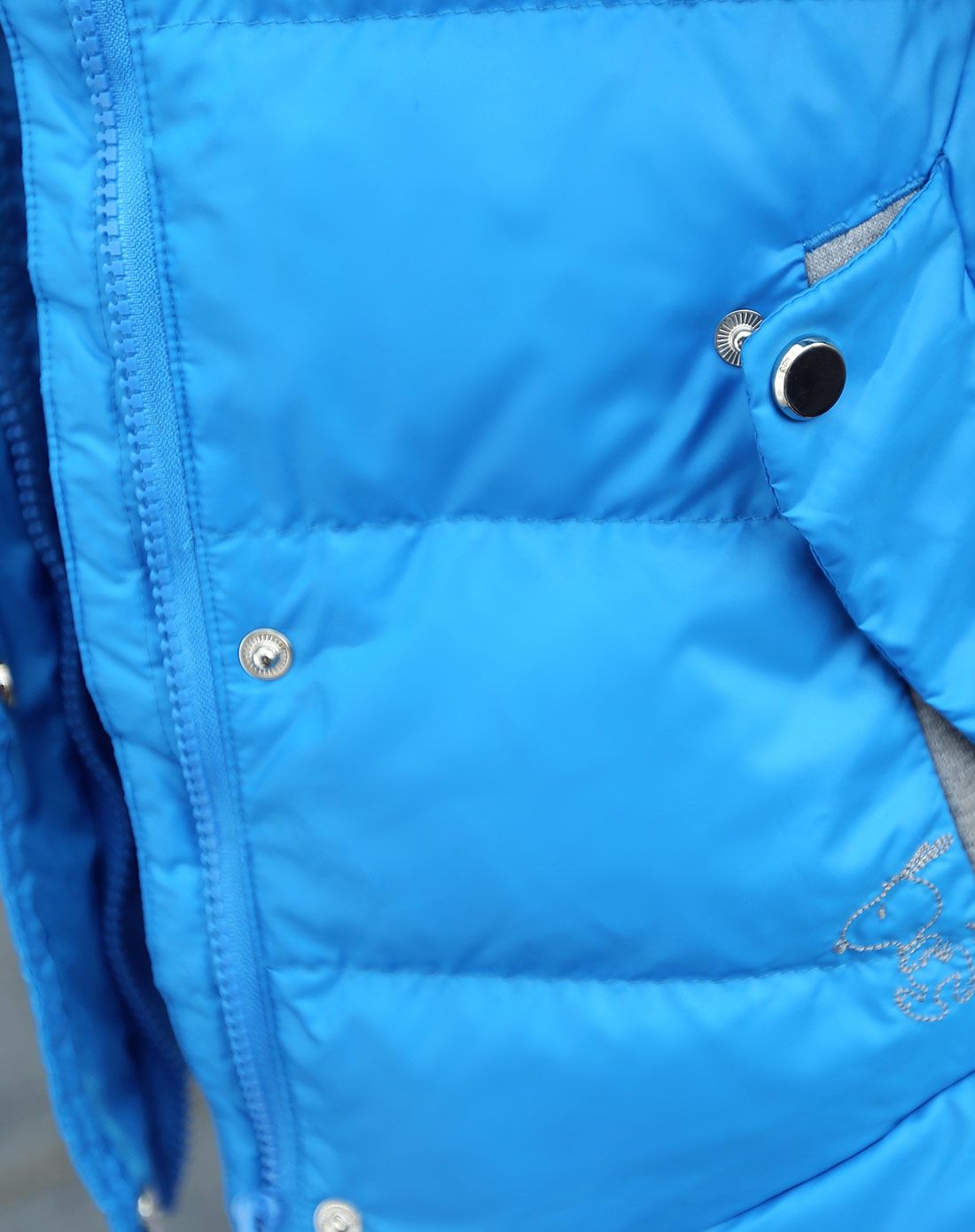 女短款炫彩蓝色羽绒服