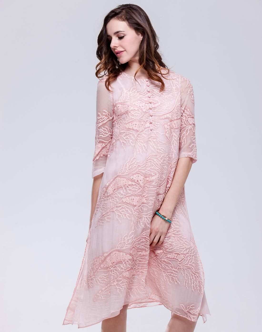 粉色真丝绣花长款连衣裙