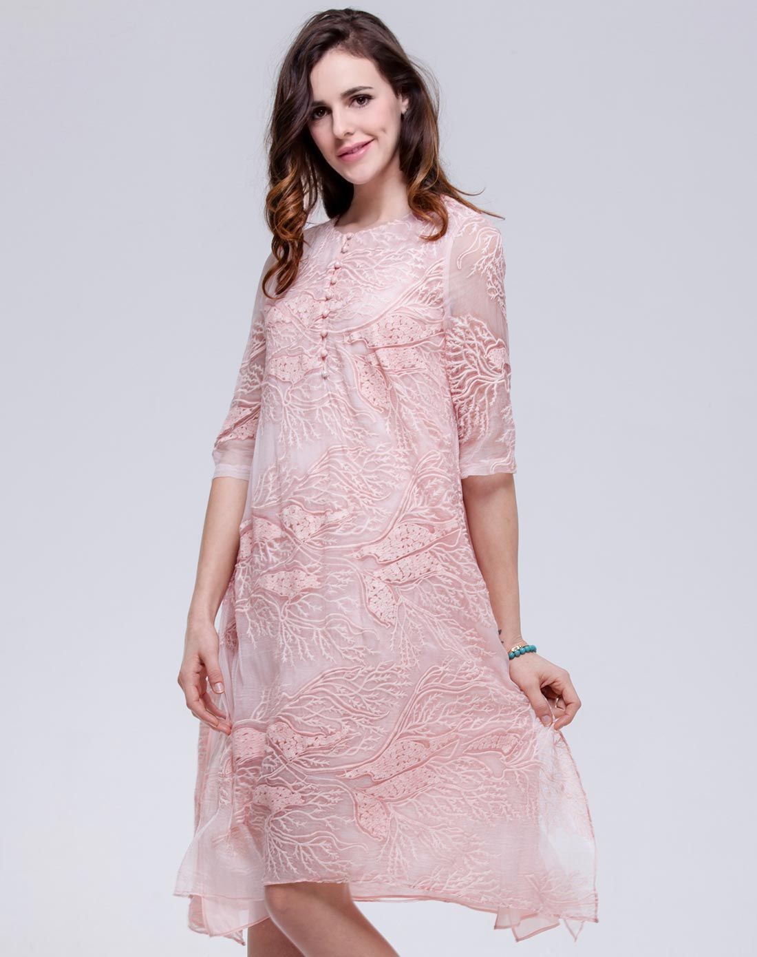 粉色真丝绣花长款连衣裙
