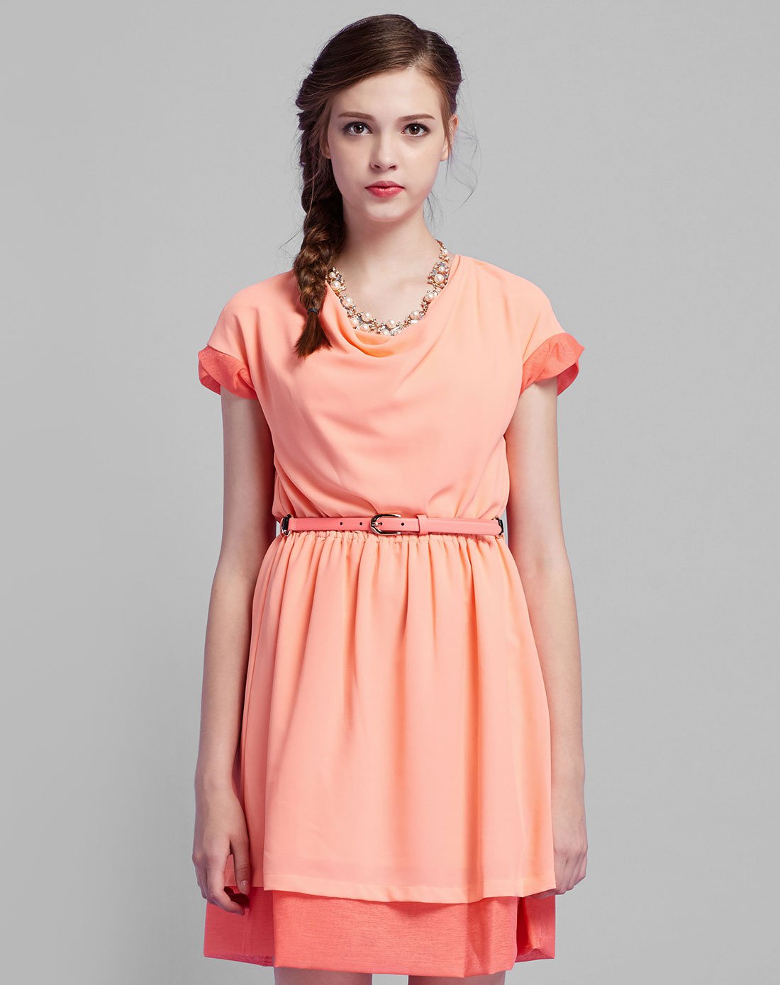 淡珊瑚色短袖连衣裙