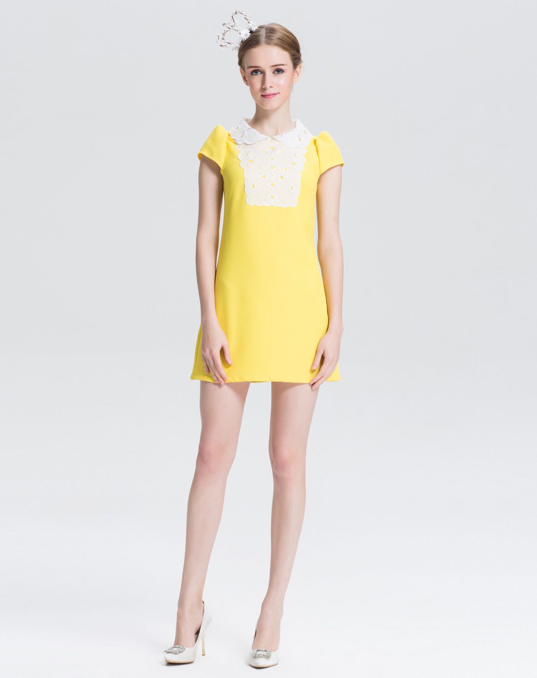 黄色蕾丝领撞色马卡龙色连衣裙