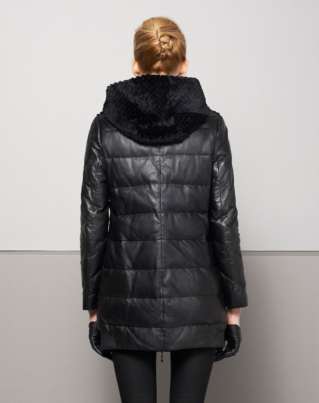 黑色獭兔毛领绵羊皮羽绒服