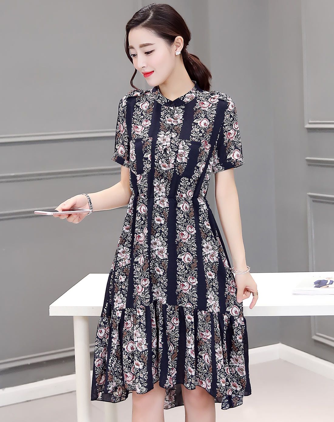 黑色印花短袖前开襟连衣裙