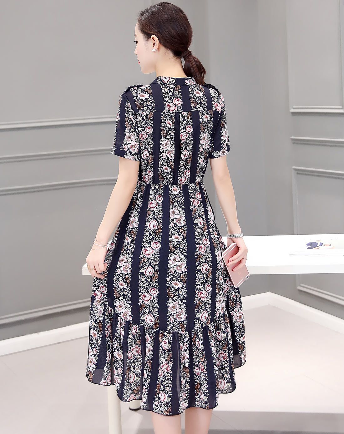 黑色印花短袖前开襟连衣裙