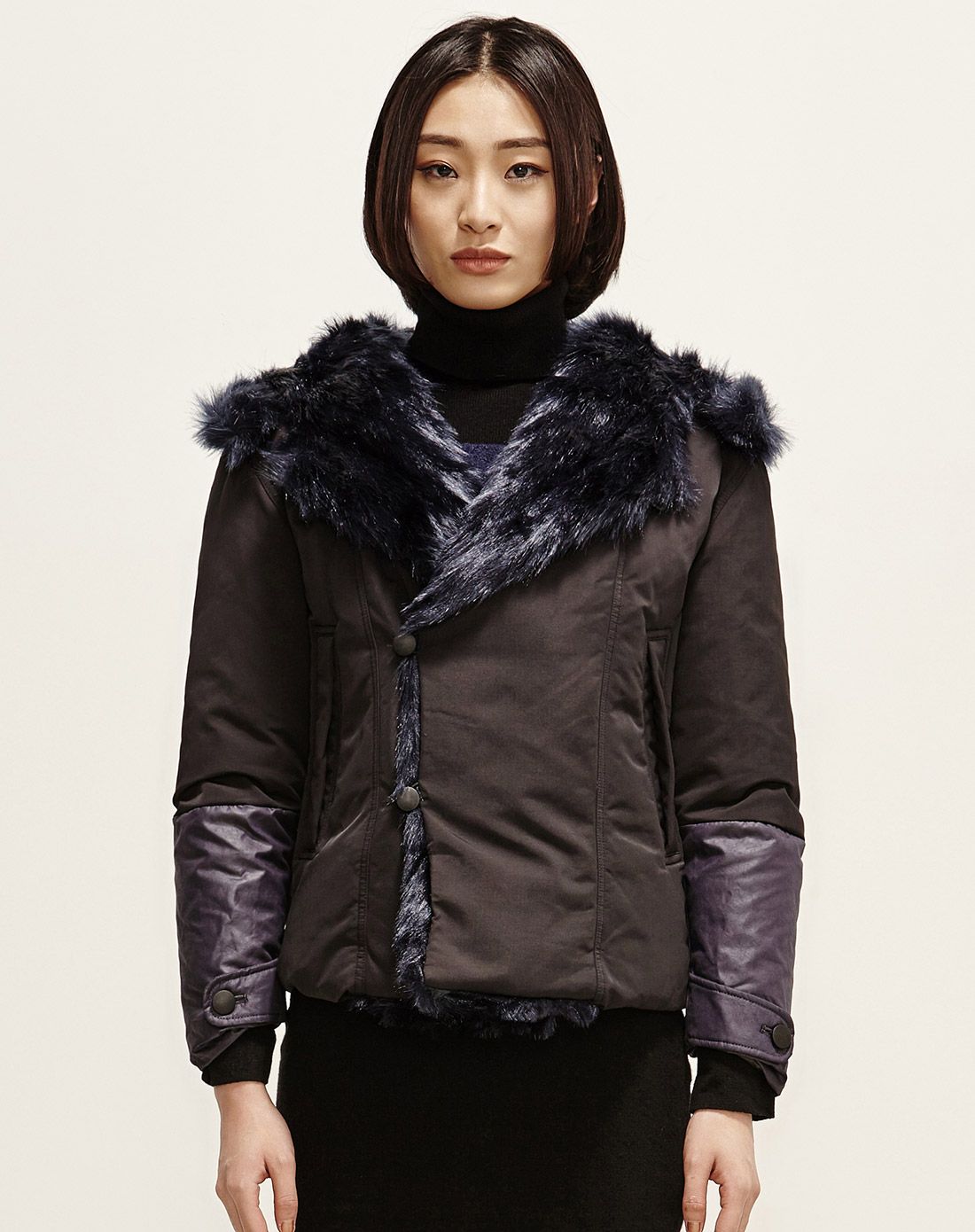 initial 女款黑色羽绒外套