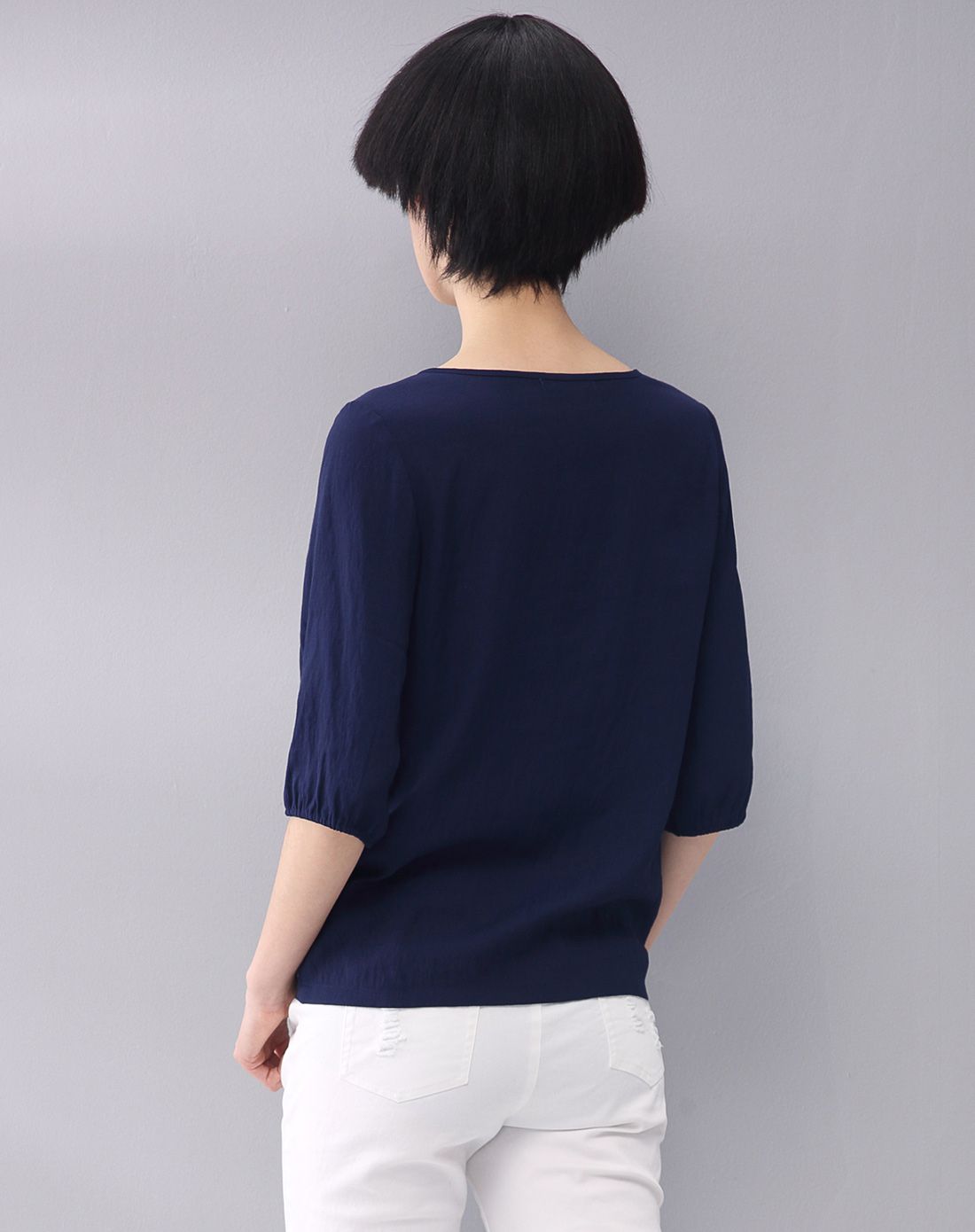 宝蓝刺绣系绳领六分袖上衣