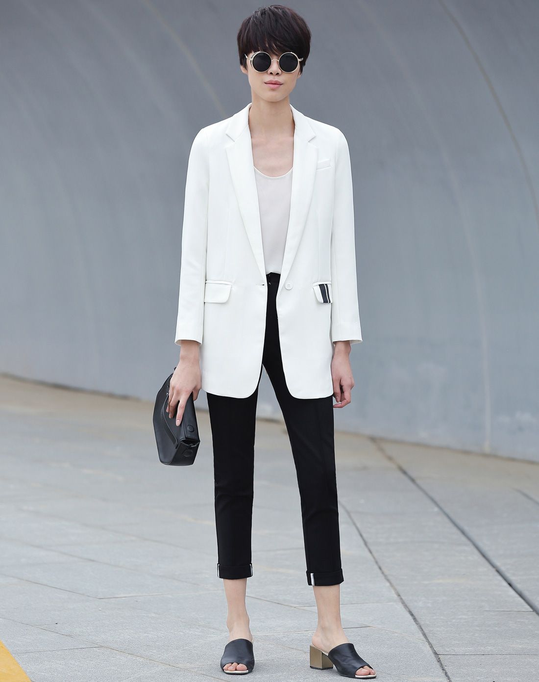 米白大翻领开衩西装