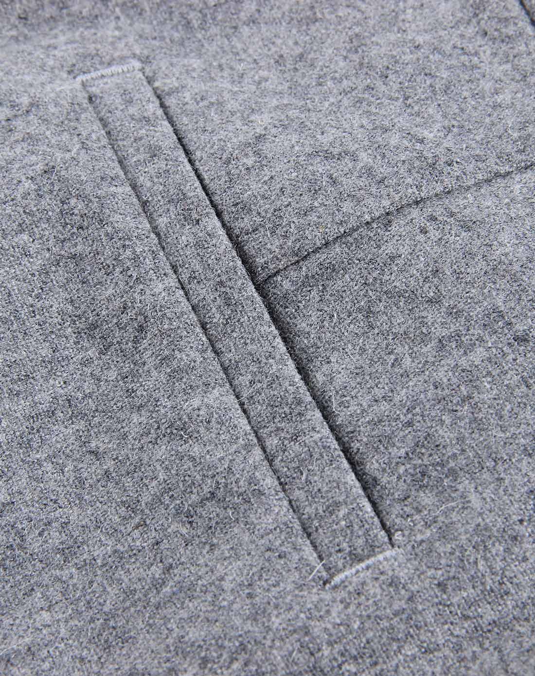 浅灰色简约翻脚边休闲短裤